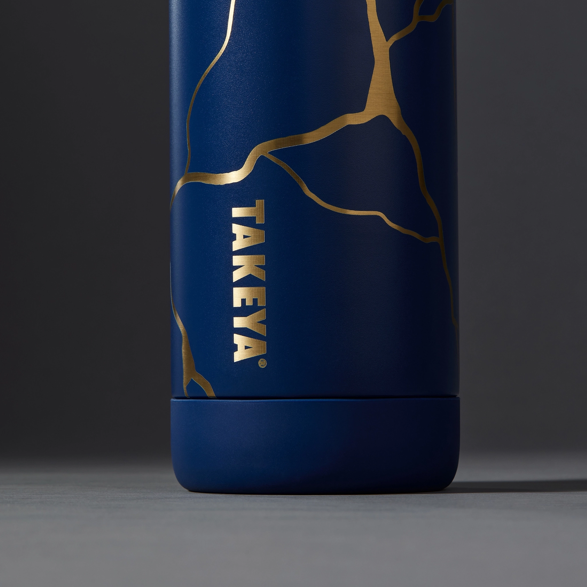 kintsugi-water-bottle-with-spout-lid-t3 51390-TK_HO25_Kintsugi_Takeya9241_Crop.png