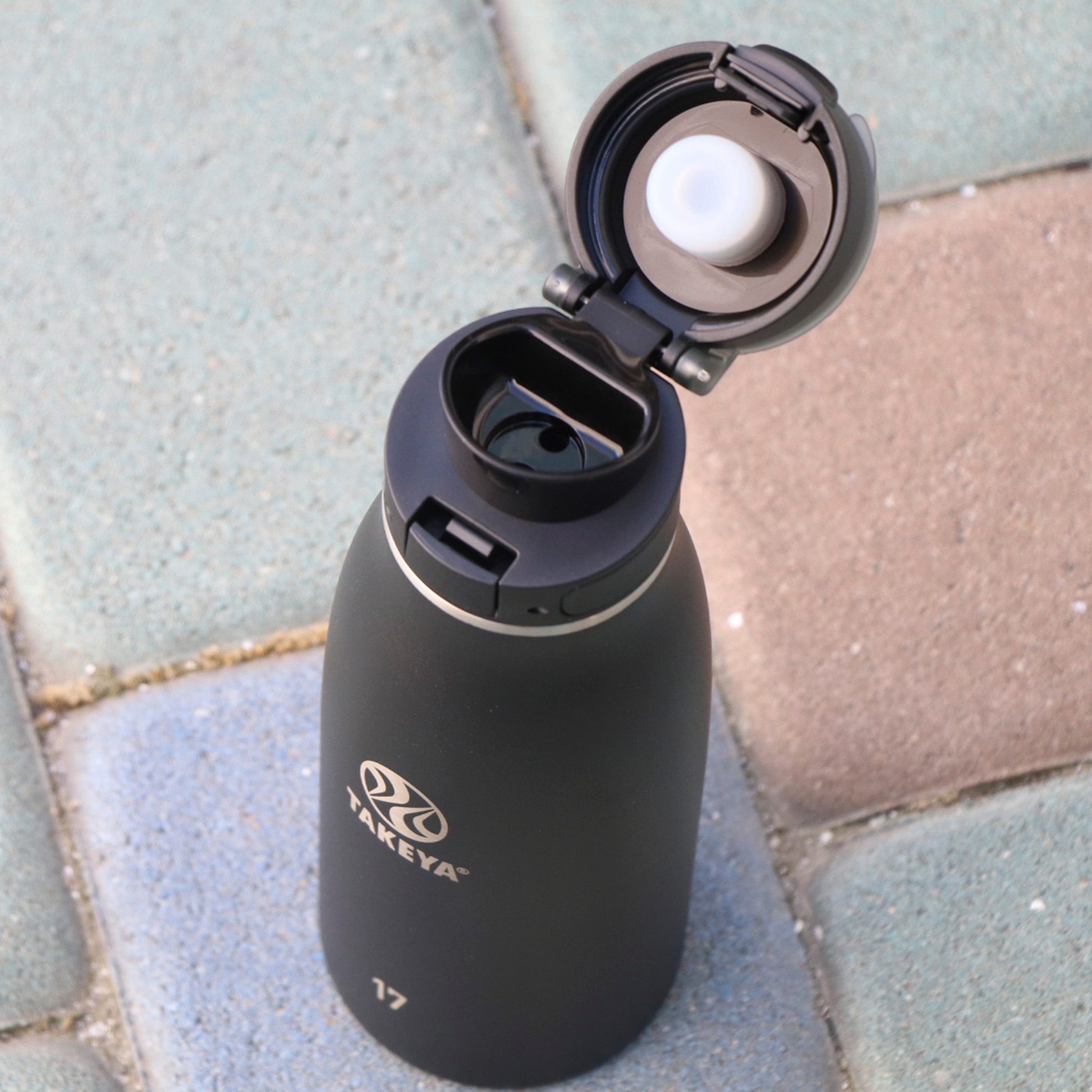 traveler-fliplocktm-lid-g8 96076-R-TravelerLid-Lifestyle-Onyx.png